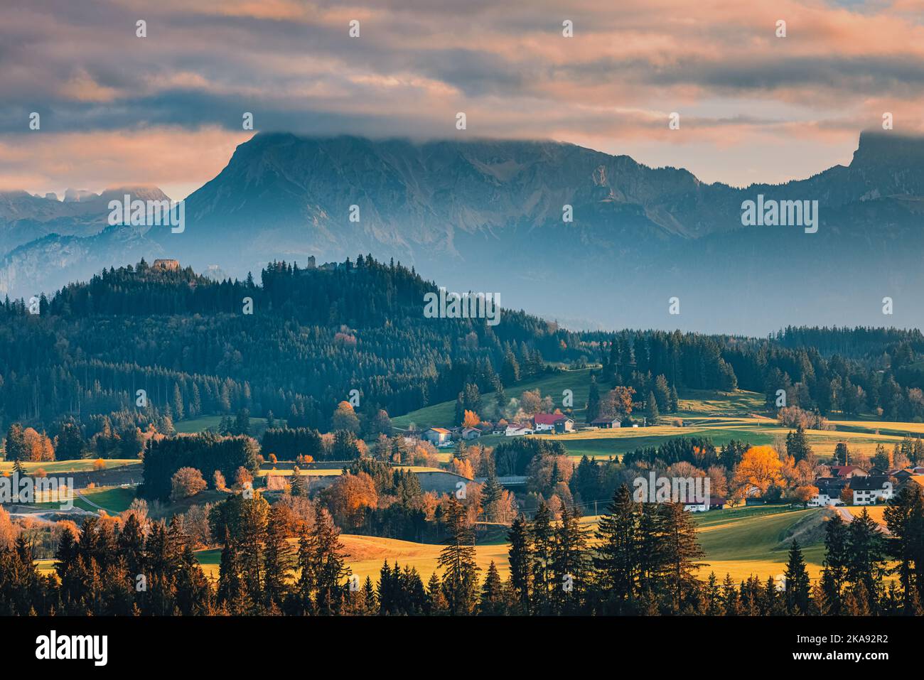 Ein Blick mit Abendlicht und Herbstfarben im Allgäu, in Bayern, Süddeutschland. Diese Landschaft liegt in der Nähe von Seeg und Rückholz, nicht weit entfernt Stockfoto