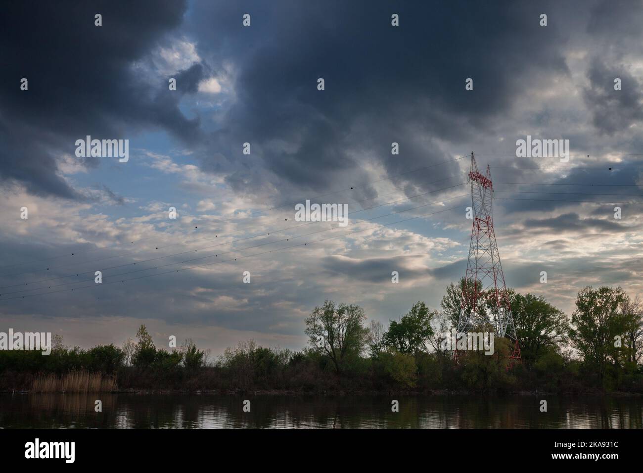 Bild des Panoramas von elektrischen Geräten wie Pylonen, Stromtürmen und elektrischen Kabeln und Drähten, aufgenommen in einem europäischen Land während einer sonnigen af Stockfoto