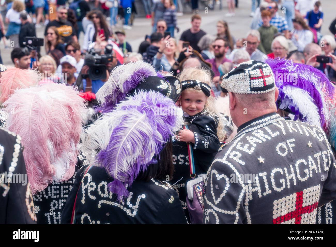 London, Großbritannien. 2. Juni 2022. Öffentliche Ausstellung und Treffen von Generationen von Pearly Kings und Queens auf dem Trafalgar Square mit einem Kind in Kostümen. Stockfoto