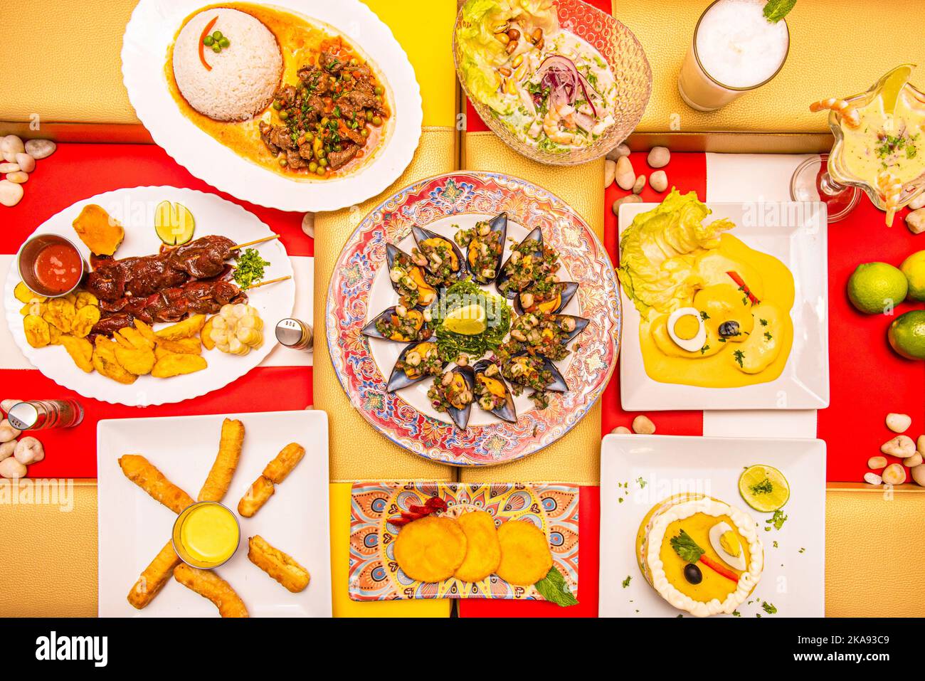 Peruanische Gerichte auf der Speisekarte mit Ceviche, Seafood-Reis, Muschelplatte, Anticuchos mit Kochbananen, Huancaina-Kartoffeln, lomo saltado, chocol Stockfoto