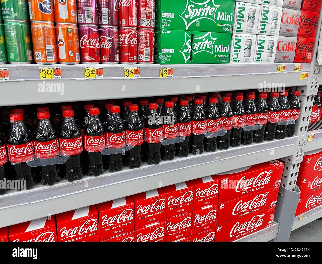 Augusta, GA USA - 04 21 22: Walmart Einzelhandel Getränke Coca Cola Abschnitt ordentlich und gerade Stockfoto