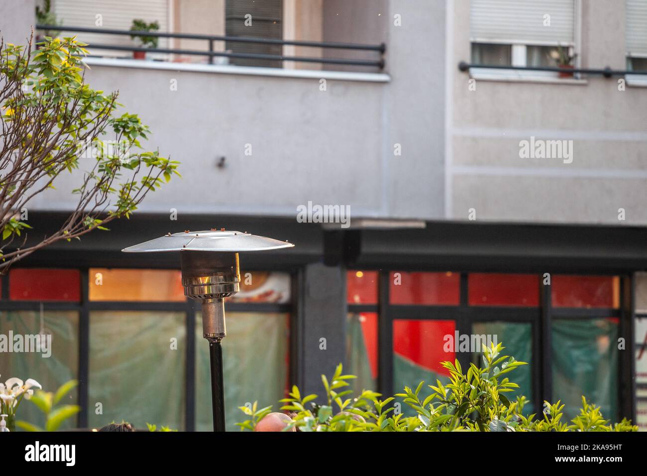 Bild eines Brenners eines Terrassenheizers, der im Winter in einem Barrestaurant verwendet wird, um Kunden auf Terrassen zu wärmen. Stockfoto