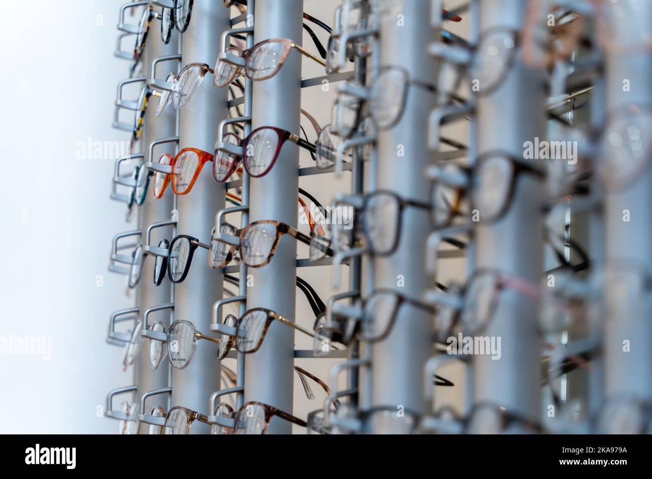 Designer-Brillen oder Brillengestelle in einem Optikergeschäft. Konzept von Augenlicht, Brillen, Augenschutz, Vision. Stockfoto