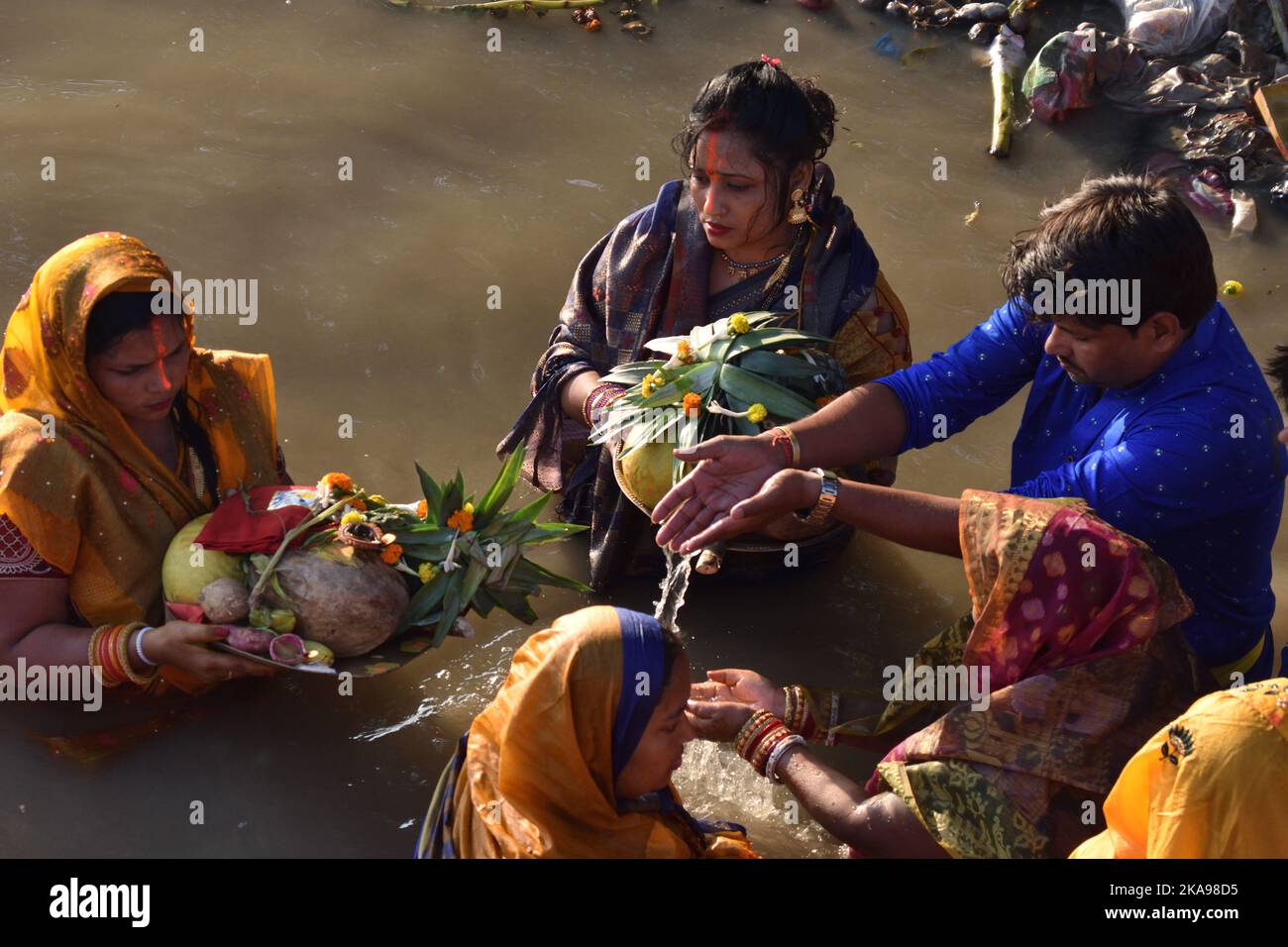 Nicht exklusiv: 30. Okt 2022, Kalkutta, Indien: Hinduistische Anhänger beten am Ufer des Ganges oder des Hooghly-Flusses als vedisches Ritual am Abend Stockfoto