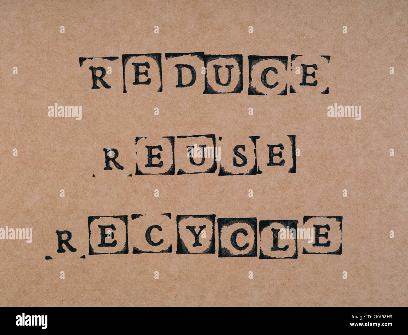 Ein Karton mit Wörtern reduzieren, wiederverwenden, Recycling durch schwarze Alphabet Stempel gemacht. Stockfoto