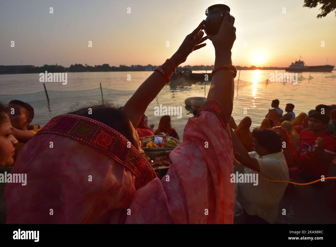 Nicht exklusiv: 30. Okt 2022, Kalkutta, Indien: Hinduistische Anhänger beten am Ufer des Ganges oder des Hooghly-Flusses als vedisches Ritual am Abend Stockfoto