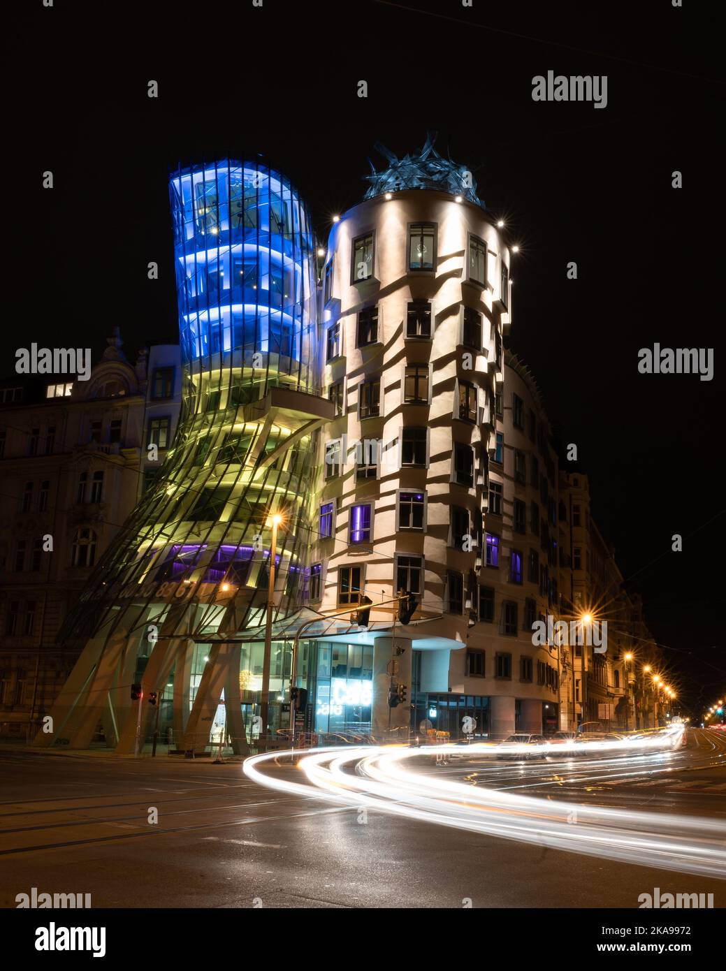 Moderne Architektur Display von gebogenen Haus mit hellen Wegen herumfahren, Prag, Tschechien Stockfoto