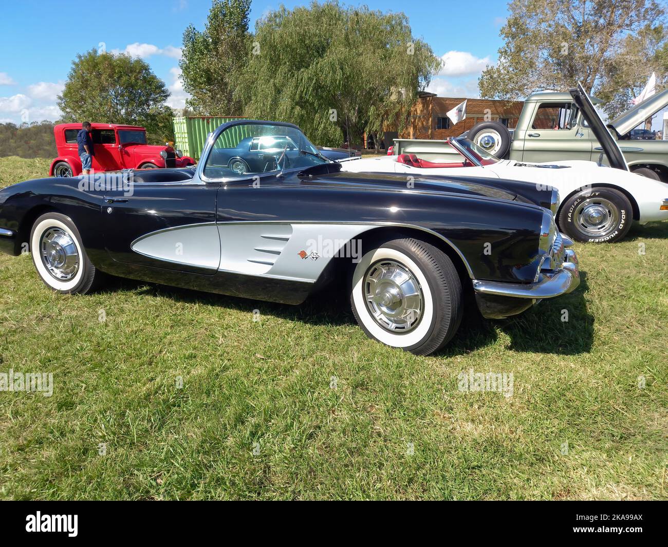 Alte schwarz-weiße Sport Chevrolet Corvette C1 zwei-Türer Cabriolet 1958 von GM . Naturrasen und Bäume. Klassisches Racing Muscle Car. Copyspace Stockfoto