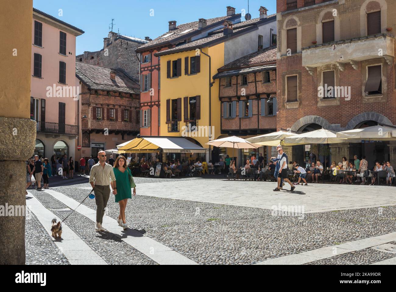 Italien piazza, Blick im Sommer von malerischen Cafés und Bars auf der Piazza San Fedele im historischen Zentrum der Stadt Como, Lombardei, Italien Stockfoto