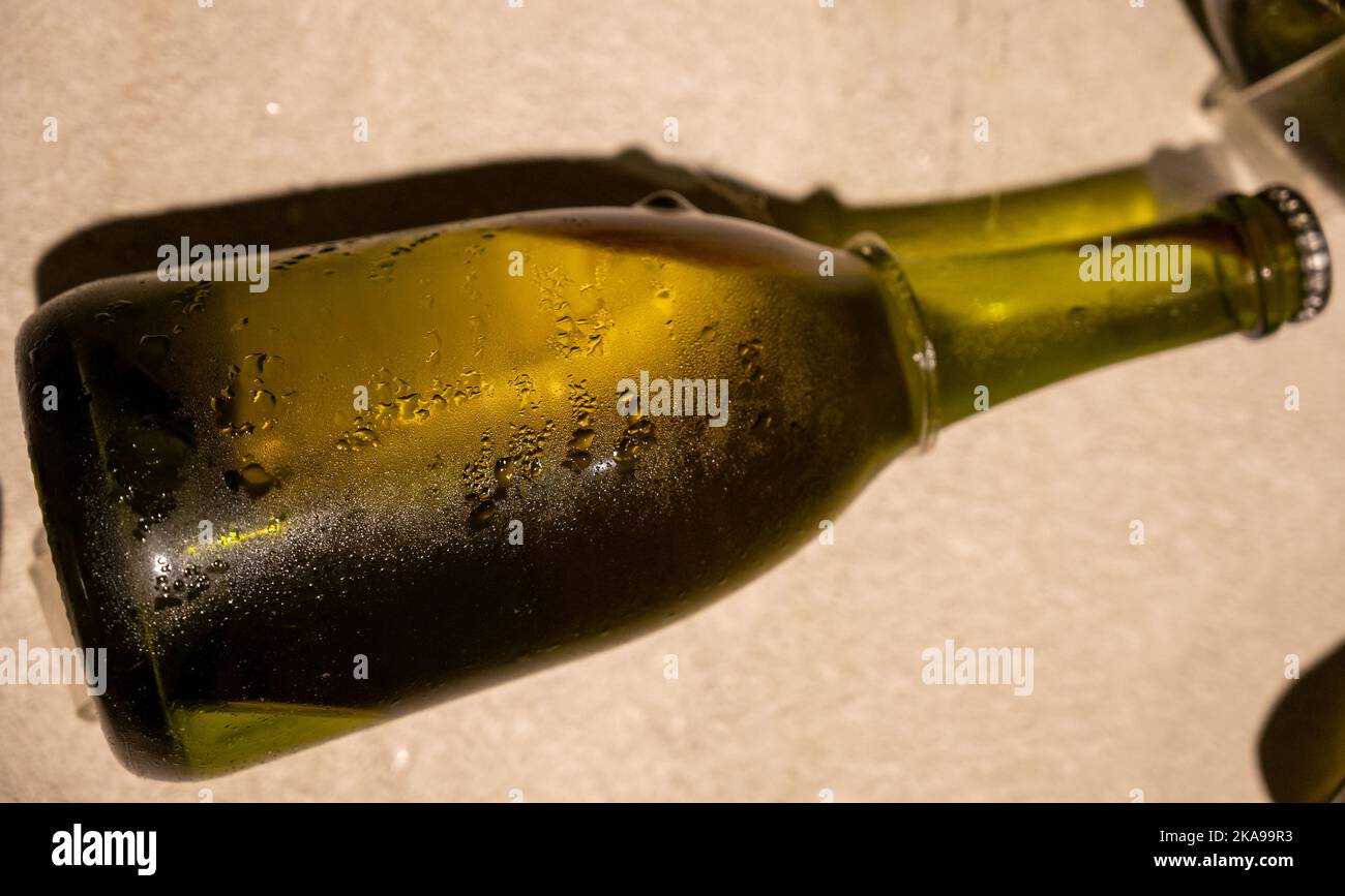 Champagnerflasche während der zweiten Gärung mit Hefe oder abgestorbenen  Hefezellen Sediment, so dass Champagner Sekt aus chardonnay und Pinor noir  Gra Stockfotografie - Alamy