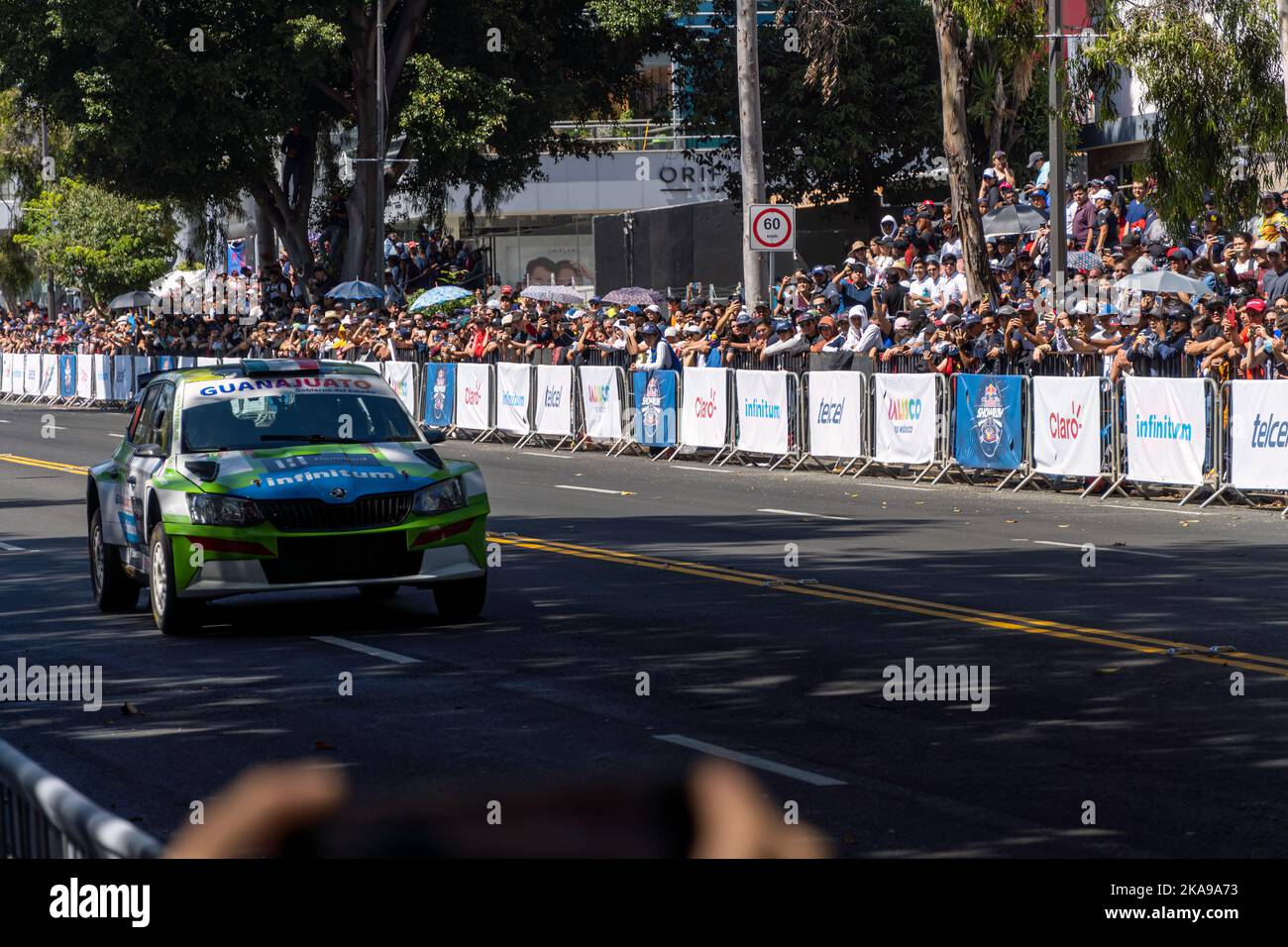 GUADALAJARA, MEXIKO - 25 2022. OKTOBER: Showrun Benito Guerra Jr, Rallyewagensieger Stockfoto