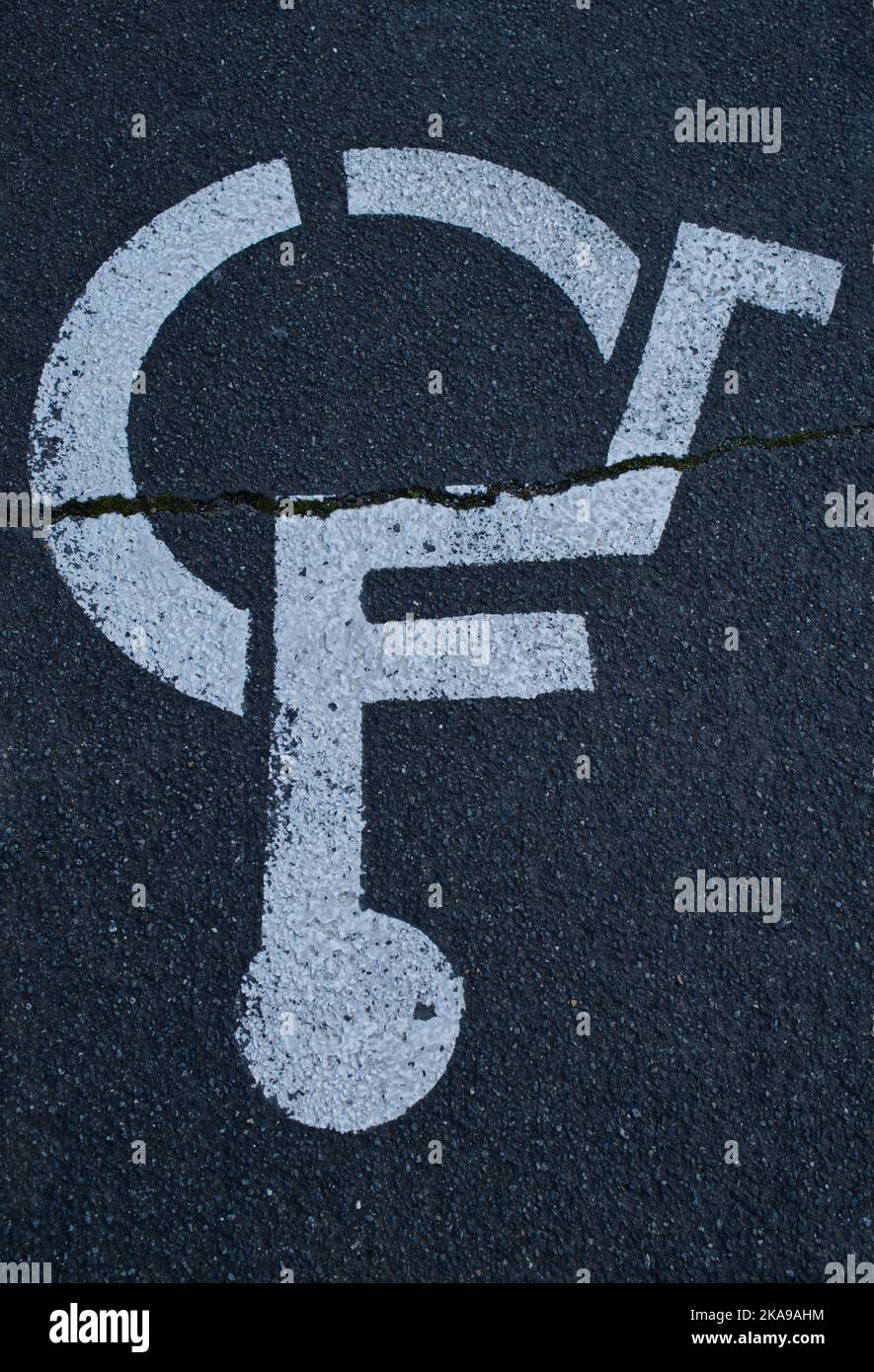 Umgekehrte Perspektive eines Schildes auf Asphalt für Behindertenparkplätze mit einer linearen Spaltkreuzung Stockfoto