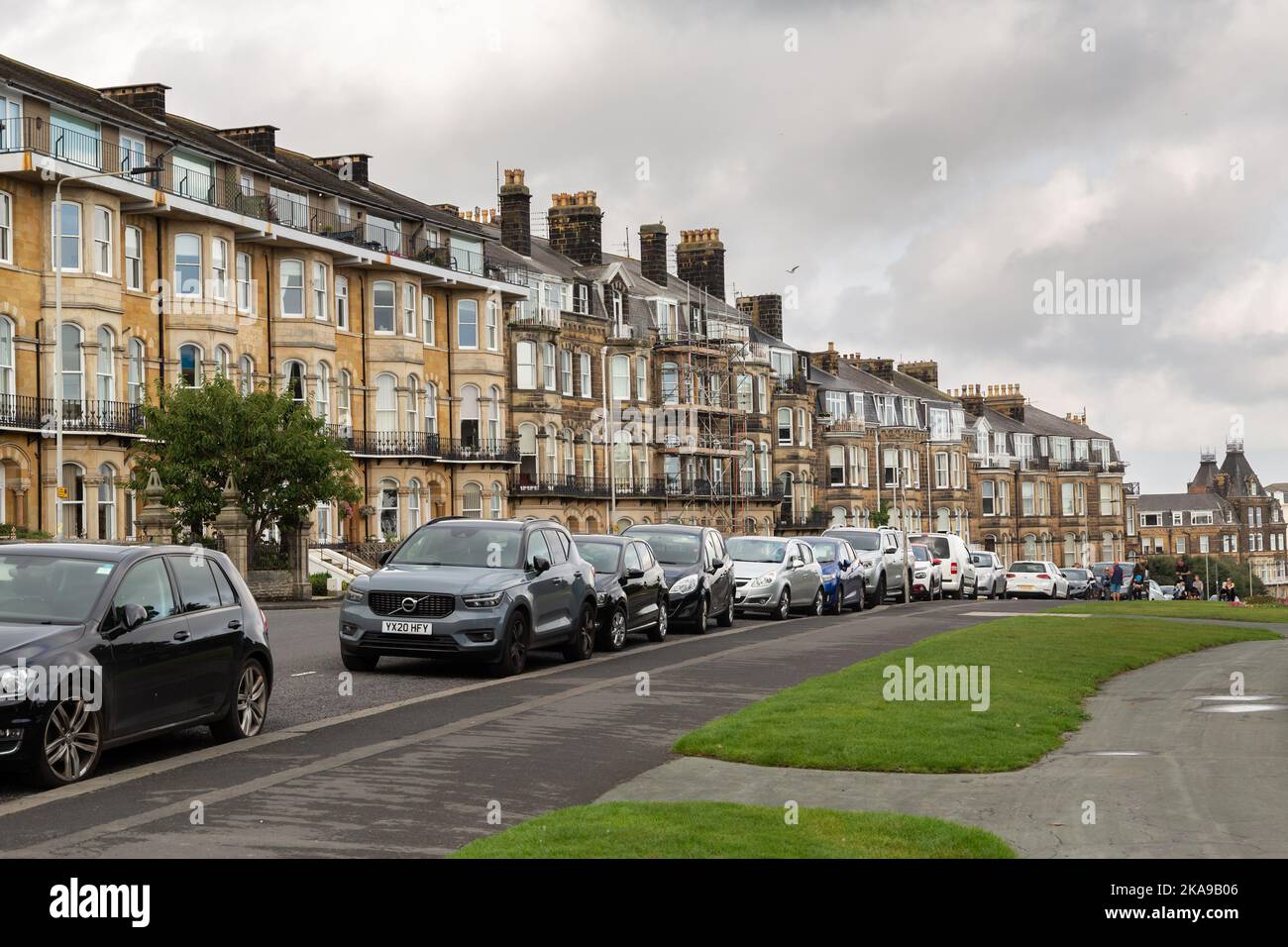 Scarborough, Großbritannien: Häuserzeile entlang der Esplanade, neben den italienischen Gärten im beliebten Yorkshire Resort. Stockfoto