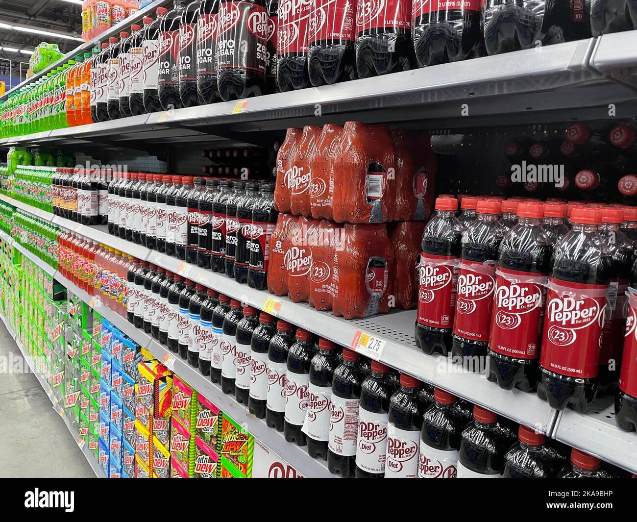 Augusta, GA USA - 04 21 22: Walmart Retail Store Getränke Soda Vielfalt auf einem Regal Seitenansicht Stockfoto