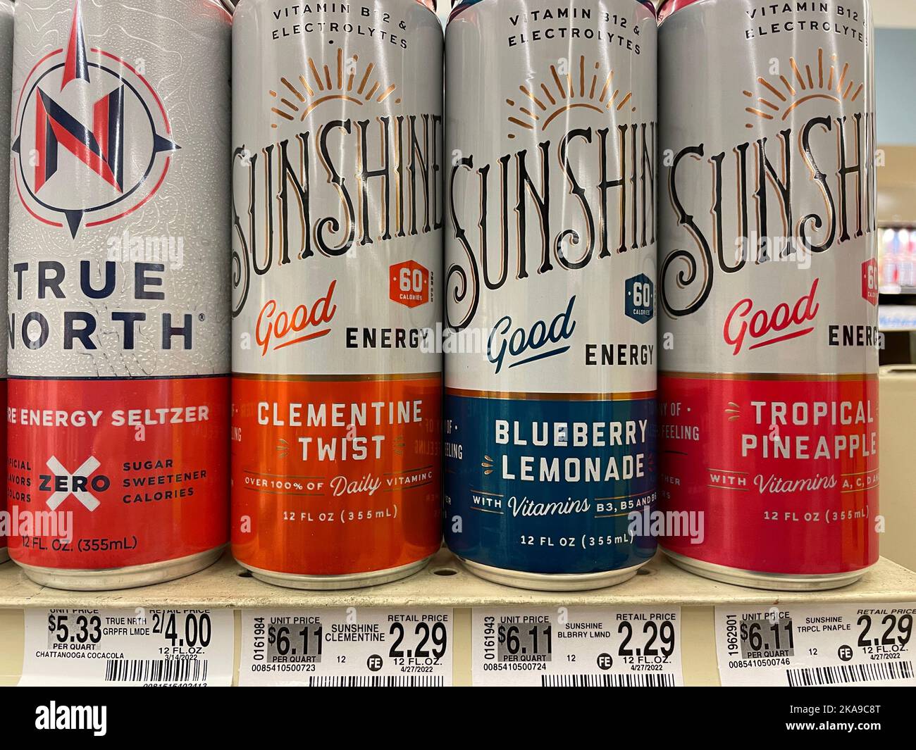 Augusta, GA USA - 04 21 22: Ladengeschäft Getränke Sunshine Energy Drinks Stockfoto