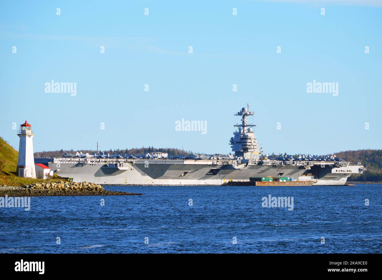 Der amerikanische Flugzeugträger USS Gerald R. Ford (CVN-78), der größte der Welt, bei seinem ersten Hafenbesuch in Halifax, Nova Scotia, Kanada (2022) Stockfoto