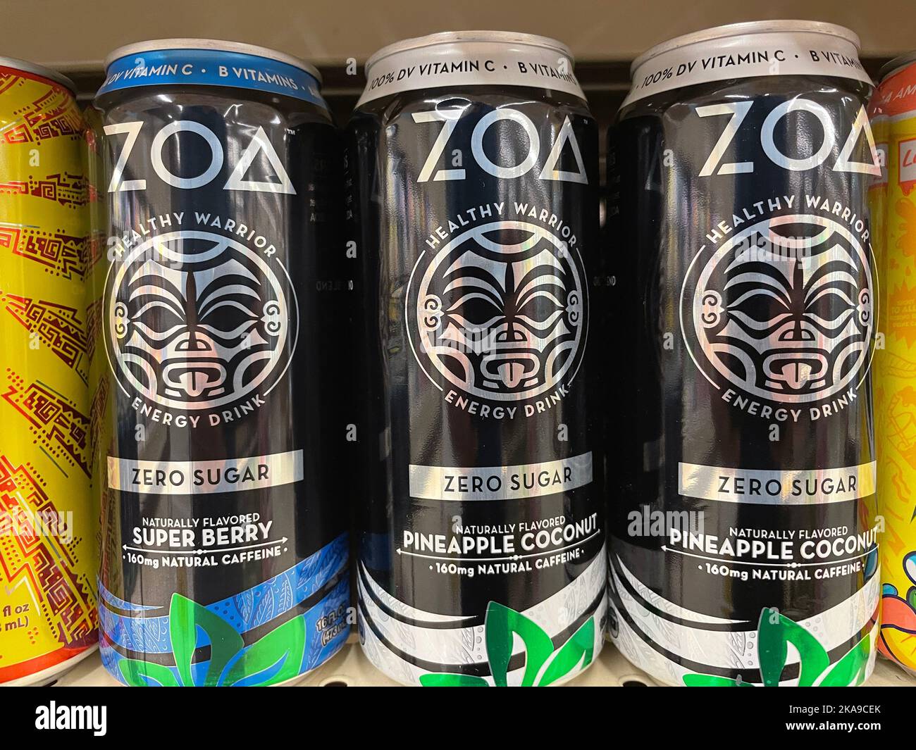 Augusta, GA USA - 04 21 22: Ladengeschäft trinkt ZOA Energy Drink Stockfoto