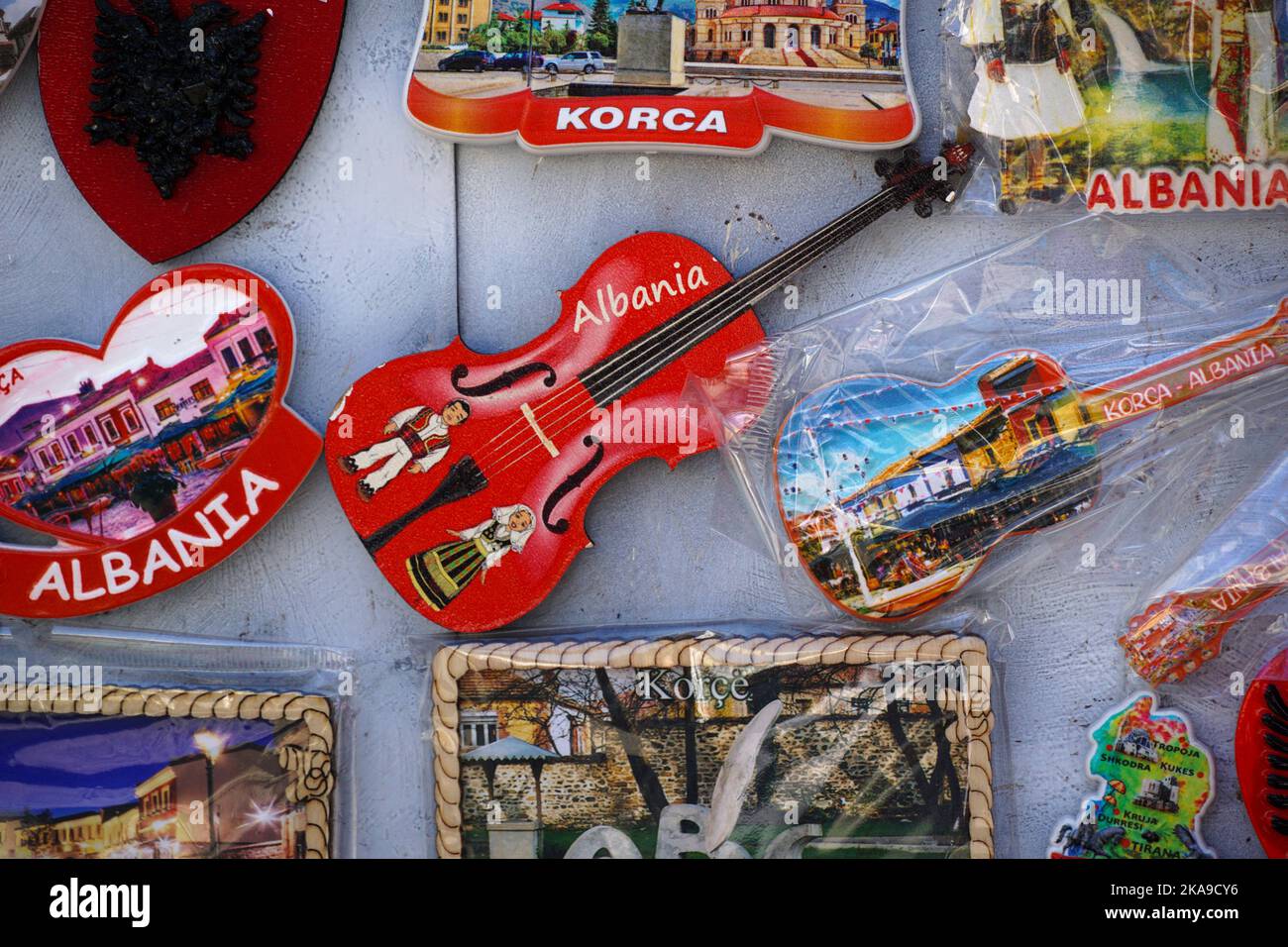 Souvenirs zum Verkauf in Korce Stadt in Albanien. Stockfoto