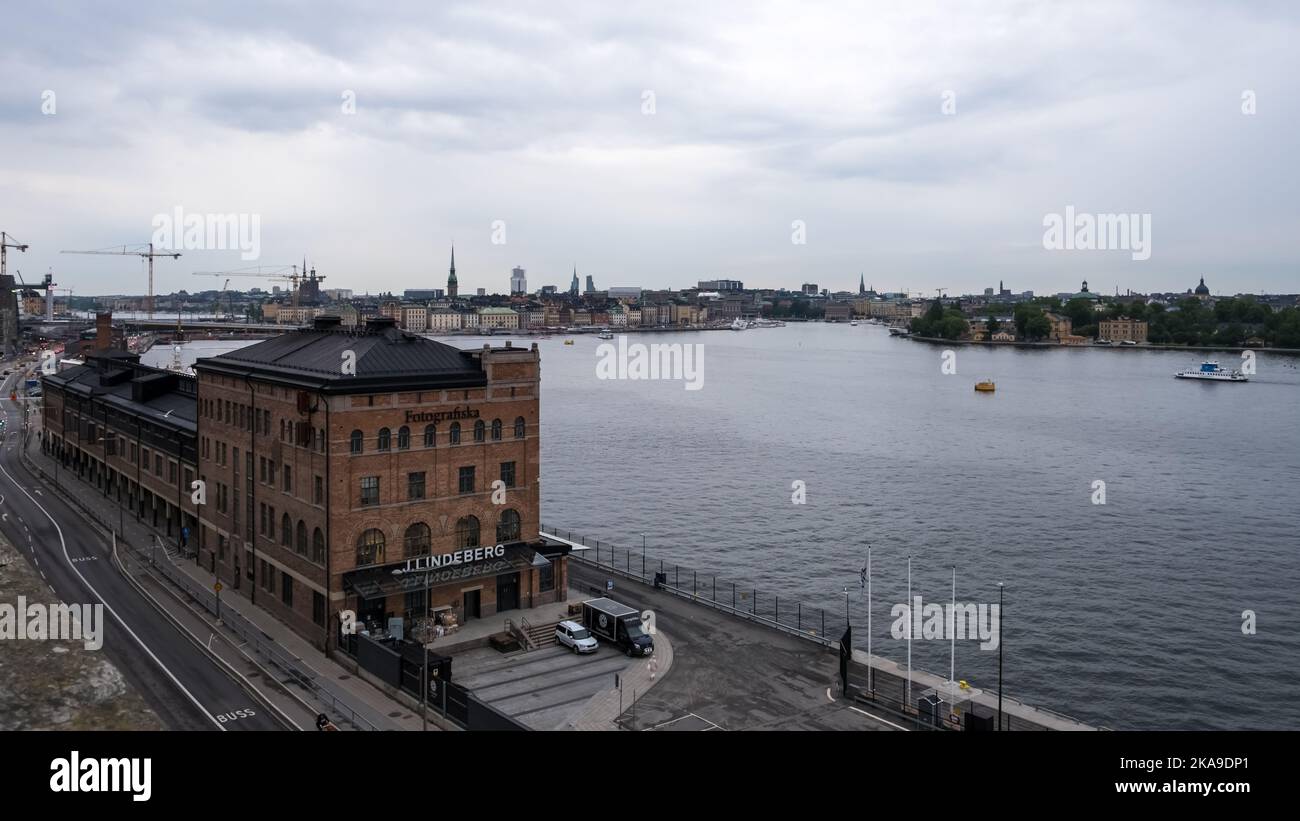 Blick auf das Fotografiska Museum vom Aussichtspunkt Fjällgatan im Stadtteil Södermalmn. Im Hintergrund Stockholms Stadtbild. Stockfoto