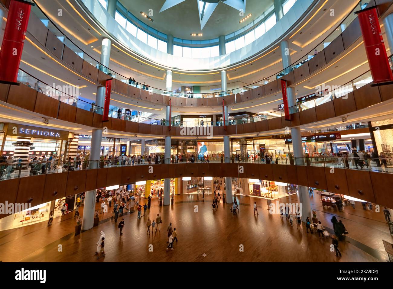 Dubai, Vereinigte Arabische Emirate - 06. Januar 2012: Blick auf das Interieur der Dubai Mall mit Menschen, die shoppen. Es ist das zweitgrößte Einkaufszentrum der Welt Stockfoto