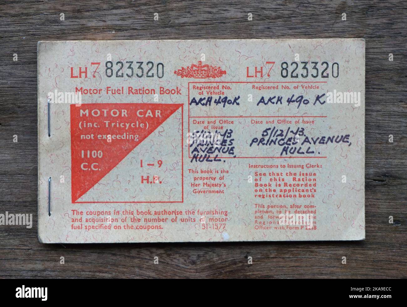 Benzin-Ration-Buch 1973. Obwohl dies nicht der Fall war, bereitete die Regierung 1973 die Wiedereinführung der Benzinrationierung in Großbritannien vor. Die Rationsbücher wurden aus den Büchern des Zweiten Weltkriegs kopiert und an Schlüsselpersonal ausgegeben. Gillian Brooke war eine Ergotherapeutin im nationalen Gesundheitsdienst und ihre Arbeit war kritisch genug, um ihr ein Buch zu geben. Da der Plan nicht geschah, wurden die meisten der Rationsbücher entweder zurückgerufen oder weggeworfen. Gillian hielt ihre, die 2019 gefunden wurde. Stockfoto