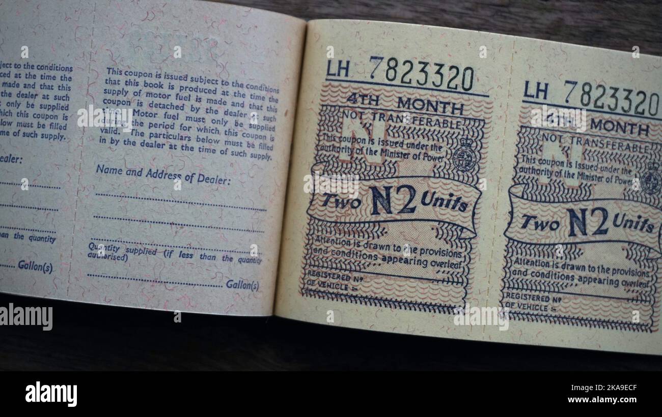 Benzin-Ration-Buch 1973. Obwohl dies nicht der Fall war, bereitete die Regierung 1973 die Wiedereinführung der Benzinrationierung in Großbritannien vor. Die Rationsbücher wurden aus den Büchern des Zweiten Weltkriegs kopiert und an Schlüsselpersonal ausgegeben. Gillian Brooke war eine Ergotherapeutin im nationalen Gesundheitsdienst und ihre Arbeit war kritisch genug, um ihr ein Buch zu geben. Da der Plan nicht geschah, wurden die meisten der Rationsbücher entweder zurückgerufen oder weggeworfen. Gillian hielt ihre, die 2019 gefunden wurde. Stockfoto