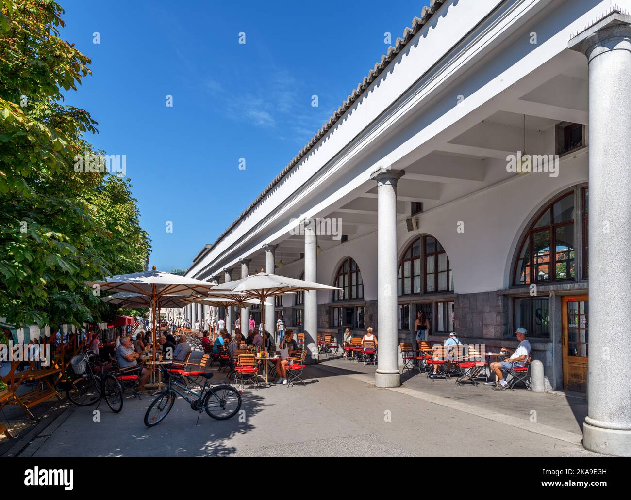 Bars und Cafés in der Plečnik-Markthalle, Altstadt, Ljubljana, Slowenien Stockfoto