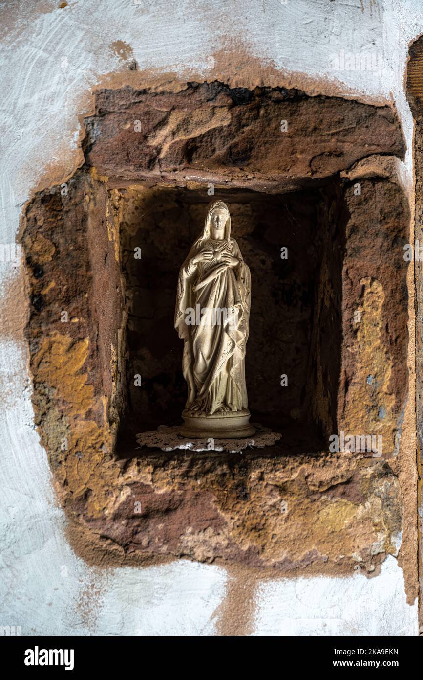 Maria Statue, die ein troglodytes Haus schleift Stockfoto