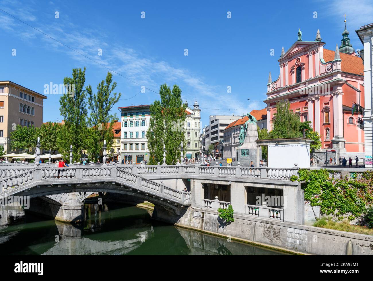Der Fluss Ljubljanica und die Dreifachbrücke mit Blick auf den Preserer Platz und die Franziskanerkirche der Verkündigung, Altstadt, Ljubljana, Slowenien Stockfoto