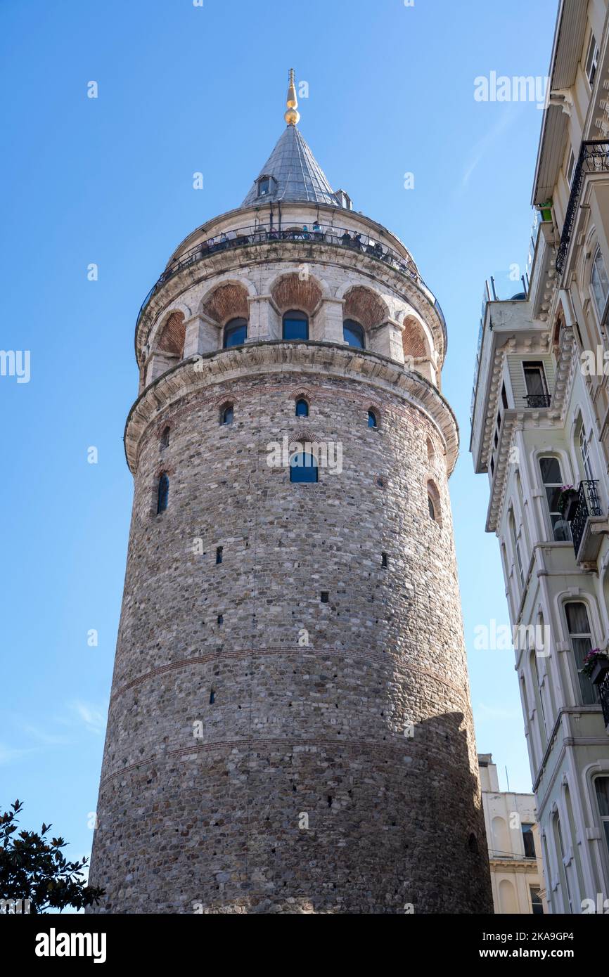 Galata Turm am Tag Harbourside Eminönü. Stadtbild eines Teils der Stadt Istanbul. Einer der meistbesuchten Orte in Istanbul. Stockfoto