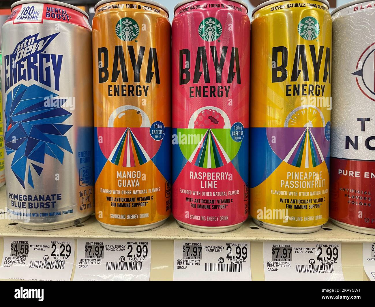Augusta, GA USA - 04 21 22: Ladengeschäft trinkt Baya Energy Drinks Stockfoto