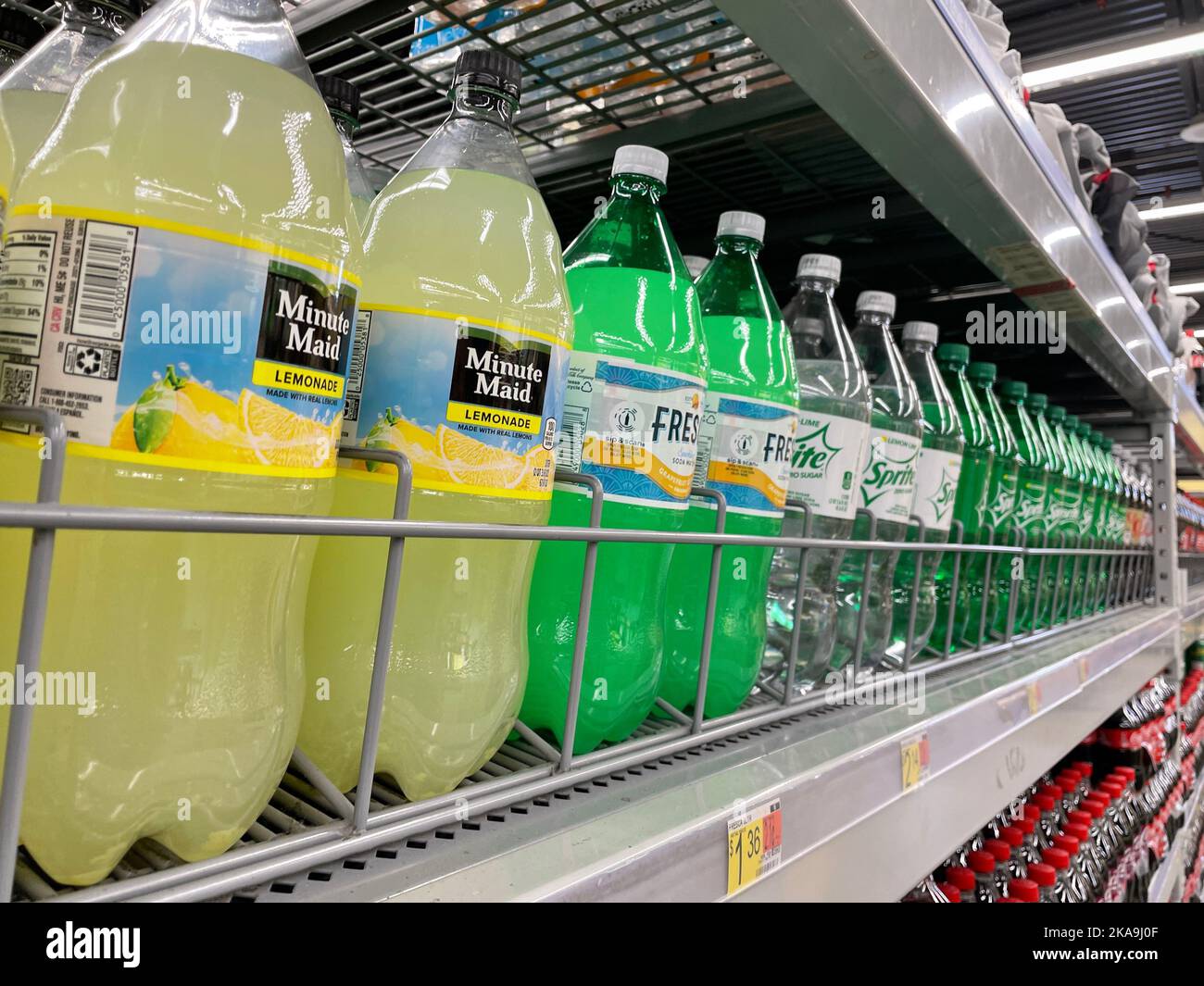 Augusta, GA USA - 04 21 22: Walmart Retail Store Drinks Retail Store Drinks Minute Maid 2 Liter Getränke Seitenansicht Stockfoto