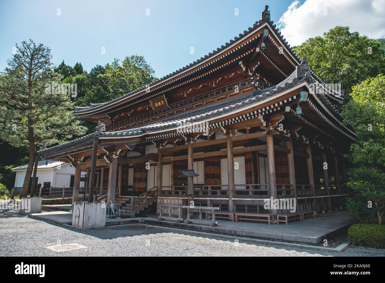 Der Blick auf die zweistöckige Hobutsu-den Halle, die Buddha-Bilder und Artefakte im Chion-in Tempel beherbergt.Kyoto.Japan Stockfoto