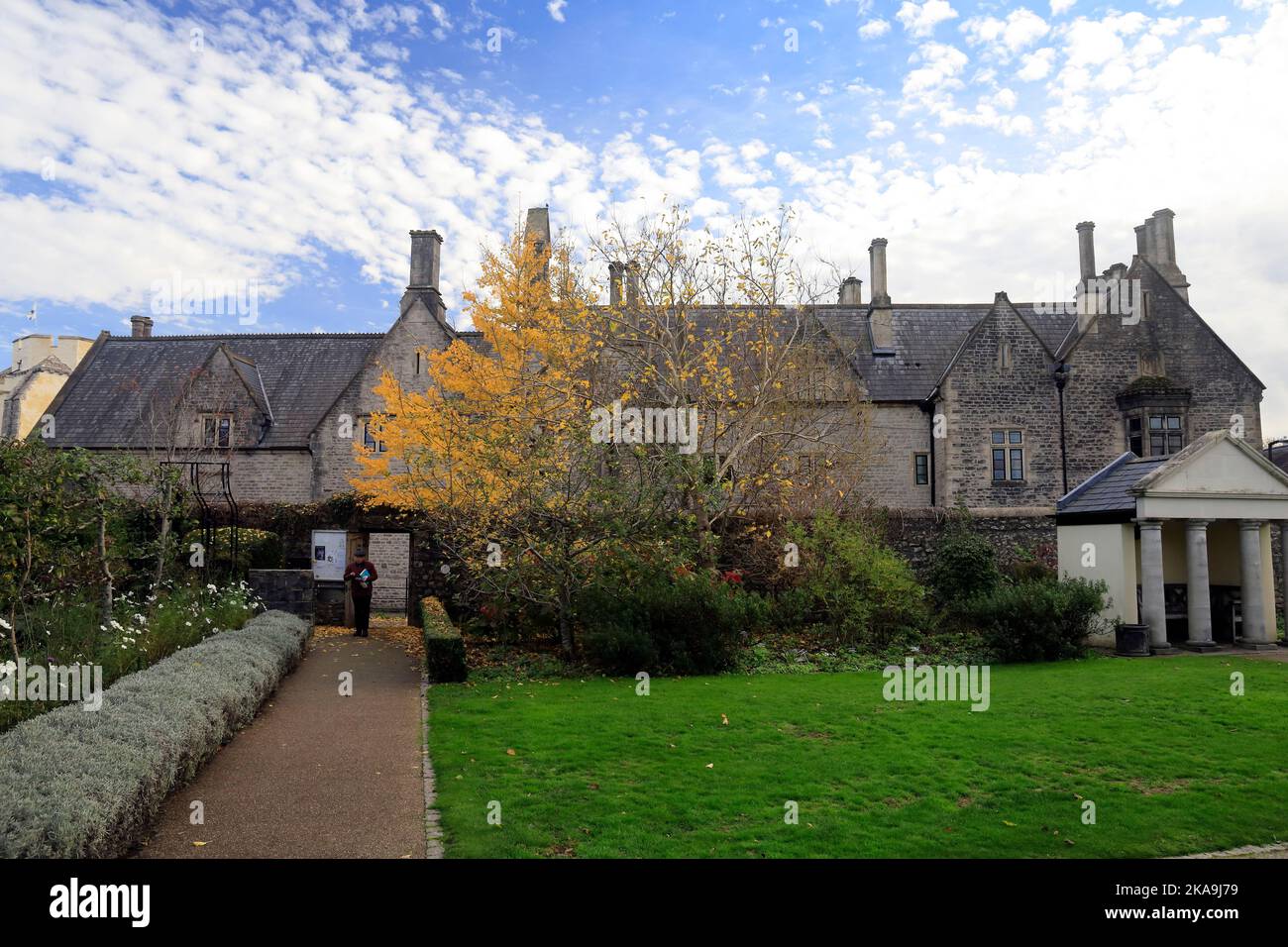 Cowbridge. Alte Grammarschule (heute Wohnungen), vom Cowbridge Physic Garden aus gesehen. , Anfang Herbst 2022. Oktober. Zyl Stockfoto