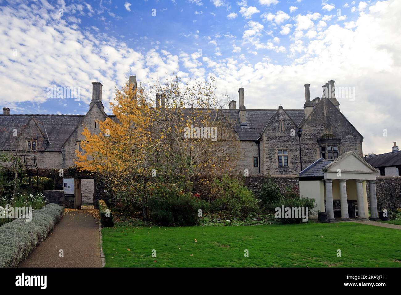 Cowbridge. Alte Grammarschule (heute Wohnungen), vom Cowbridge Physic Garden aus gesehen. , Anfang Herbst 2022. Oktober. Zyl Stockfoto