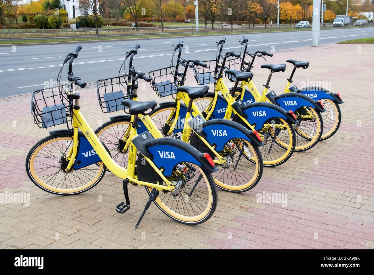 Weißrussland, Minsk - 28. oktober 2022: Vermietung von Fahrrädern in einer Reihe aus nächster Nähe Stockfoto