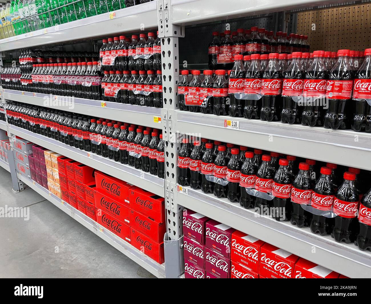 Augusta, GA USA - 04 21 22: Walmart Retail Store Getränke nach vorne gerichtet 6 Packungen Coca Cola entfernte Seitenansicht Stockfoto