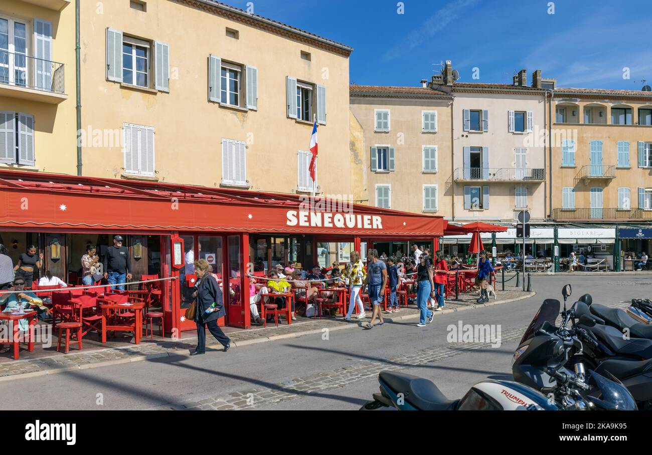 Saint-Tropez, Cote d'Azur, Französische Riviera, Provence, Frankreich. Senequier Restaurant-Café am Quai Jean Jaures. Stockfoto