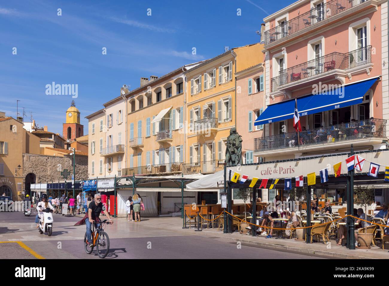 Saint-Tropez, Cote d'Azur, Französische Riviera, Provence, Frankreich. Straßenszene am Quai Suffren. Stockfoto