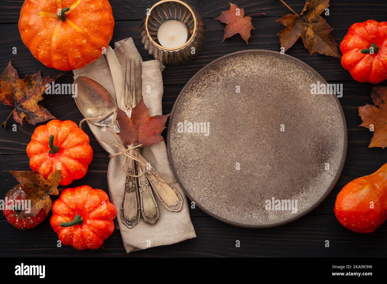 Falltischeinstellung bei dunklem Hintergrund, Draufsicht. Stockfoto