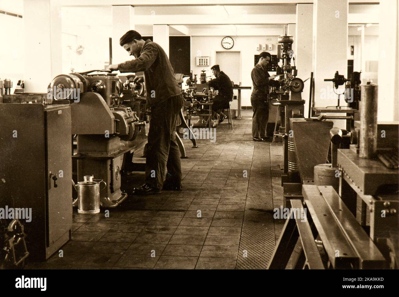 Italienische Arbeiter, die Anfang der fünfziger Jahre Drehmaschinen und Fräsmaschinen in einer Werkstatt irgendwo in Mailand (Italien) betrieben Stockfoto