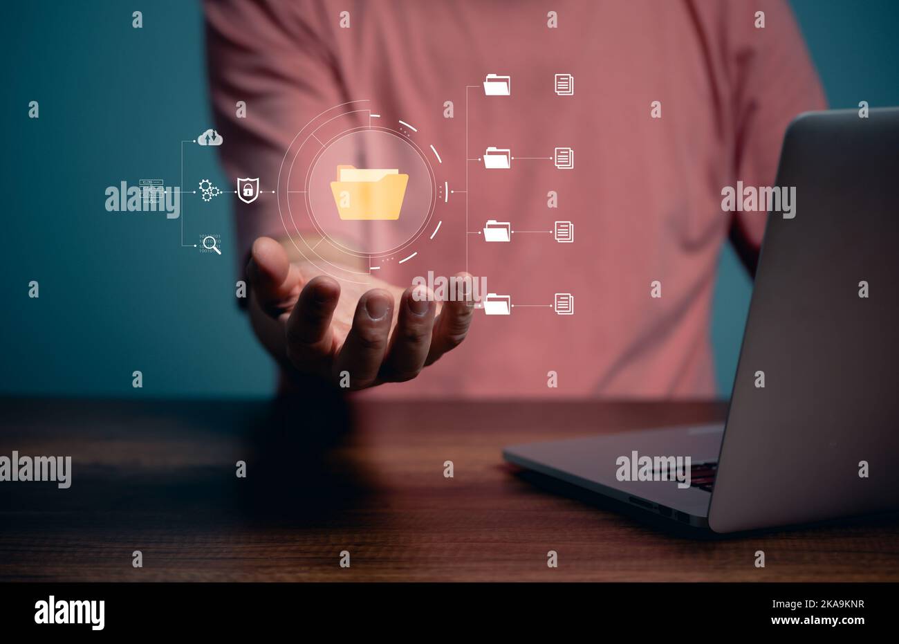 Computer Document Management System Konzept, Business man hält Ordner, Dateien, Dokument, Datenbank und Cyber-Sicherheit Symbol-Software für effiziente archi Stockfoto