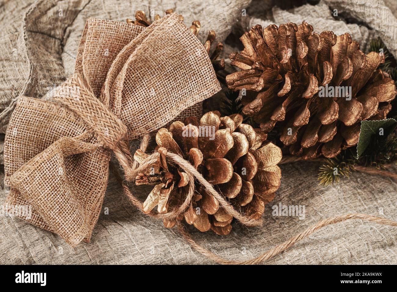 Weihnachtsbaumkegel und Burlap Eco-Dekor, Schleife. Handgemachtes Geschenk, Handwerk rustikalen Stil. Neujahr, Weihnachten Stockfoto
