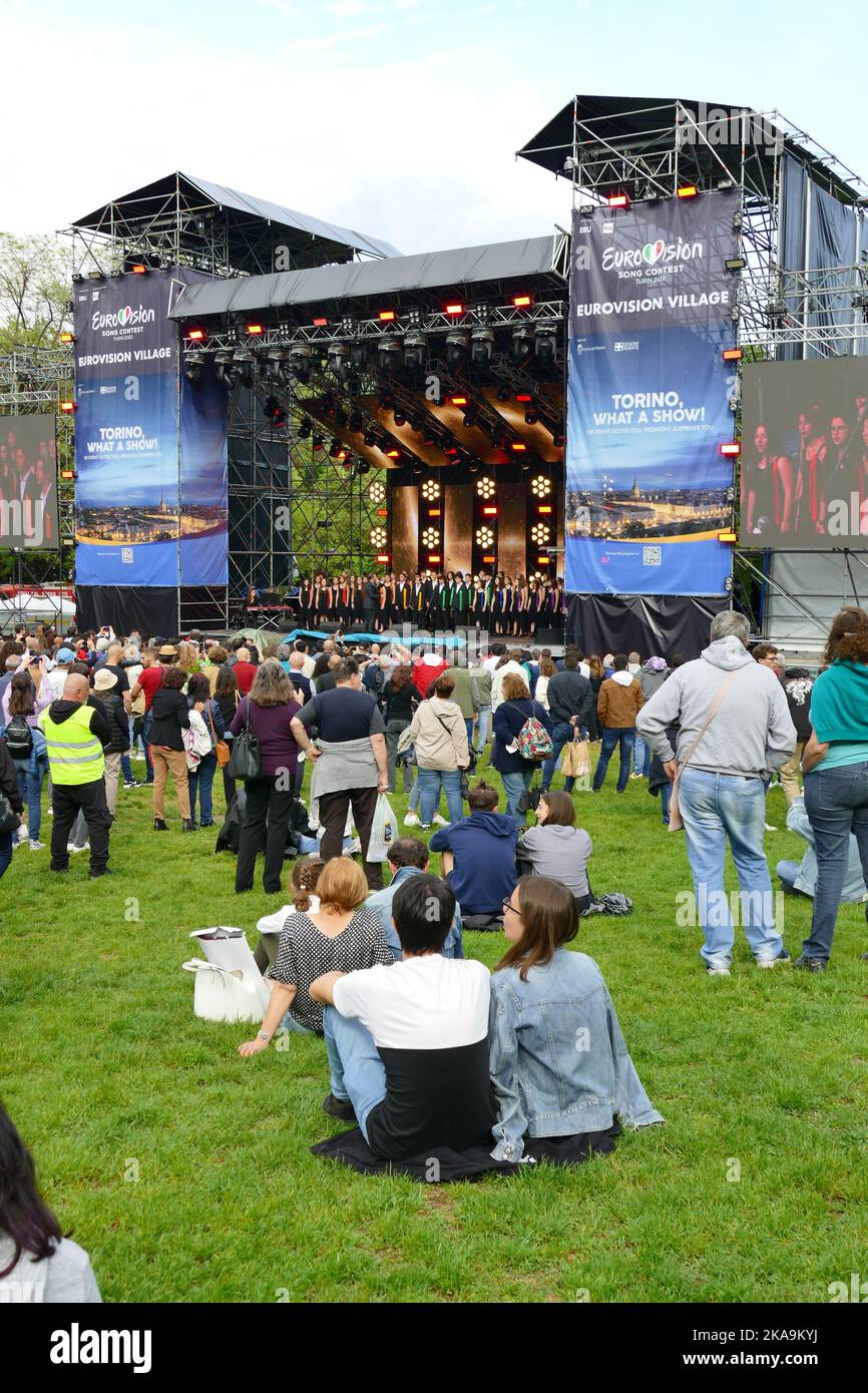 Das Logo des Eurovision Song Contest vor dem Veranstaltungsort der kommenden Ausgabe der Show in Turin Stockfoto