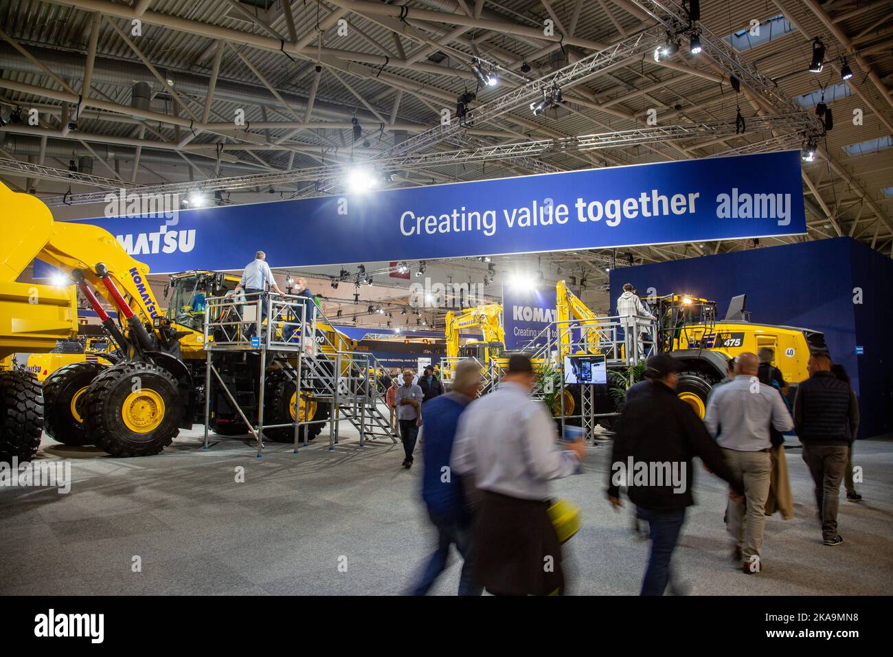 München, Deutschland. 30. Oktober 2022. Komatsu Bagger bei der Bauma, Weltleitmesse für Baumaschinen, Baustoffmaschinen, Bergbaumaschinen, Baufahrzeuge und Baugeräte, Am 30.10.22 in München. -- Komatsu-Bagger auf der Bauma, der Weltleitmesse für Baumaschinen, Baustoffmaschinen, Bergbaumaschinen, Baufahrzeuge und Baumaschinen, am 30. Oktober 2022 in München, Deutschland. (Foto: Alexander Pohl/Sipa USA) Quelle: SIPA USA/Alamy Live News Stockfoto