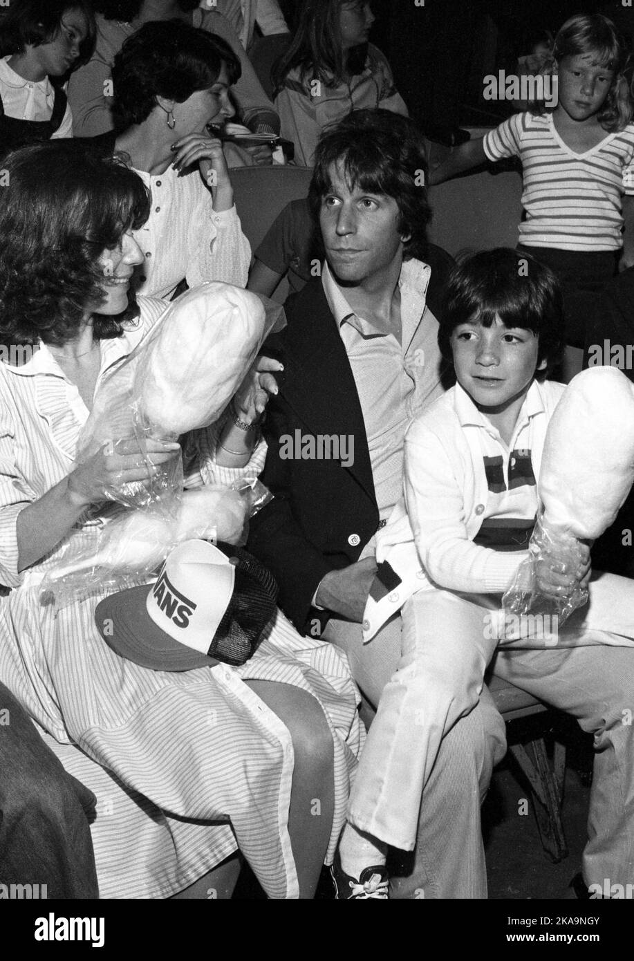 Henry Winkler mit Frau Stacey Weitzman und Stiefsohn Jed Weitzman bei Ringling Bros. Und Barnum & Bailey Circus 1979. Quelle: Ralph Dominguez/MediaPunch Stockfoto