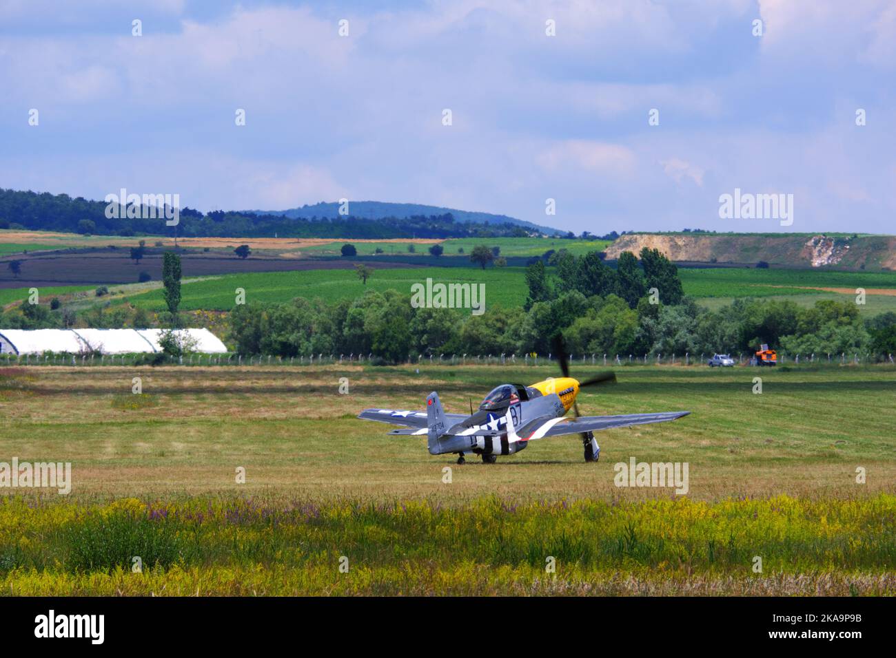 Flugzeuge, die ein Taxi auf dem Rasen haben, um an einem sonnigen Tag im Freien vom Feld abzuheben Stockfoto