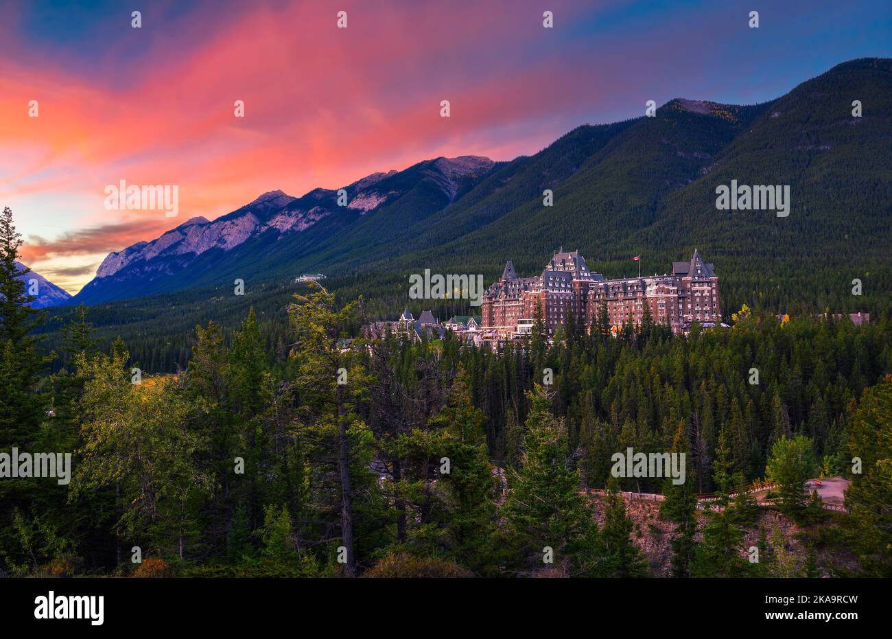 Sonnenaufgang über dem Fairmont Banff Springs Hotel in Rocky Mounatins, Kanada Stockfoto