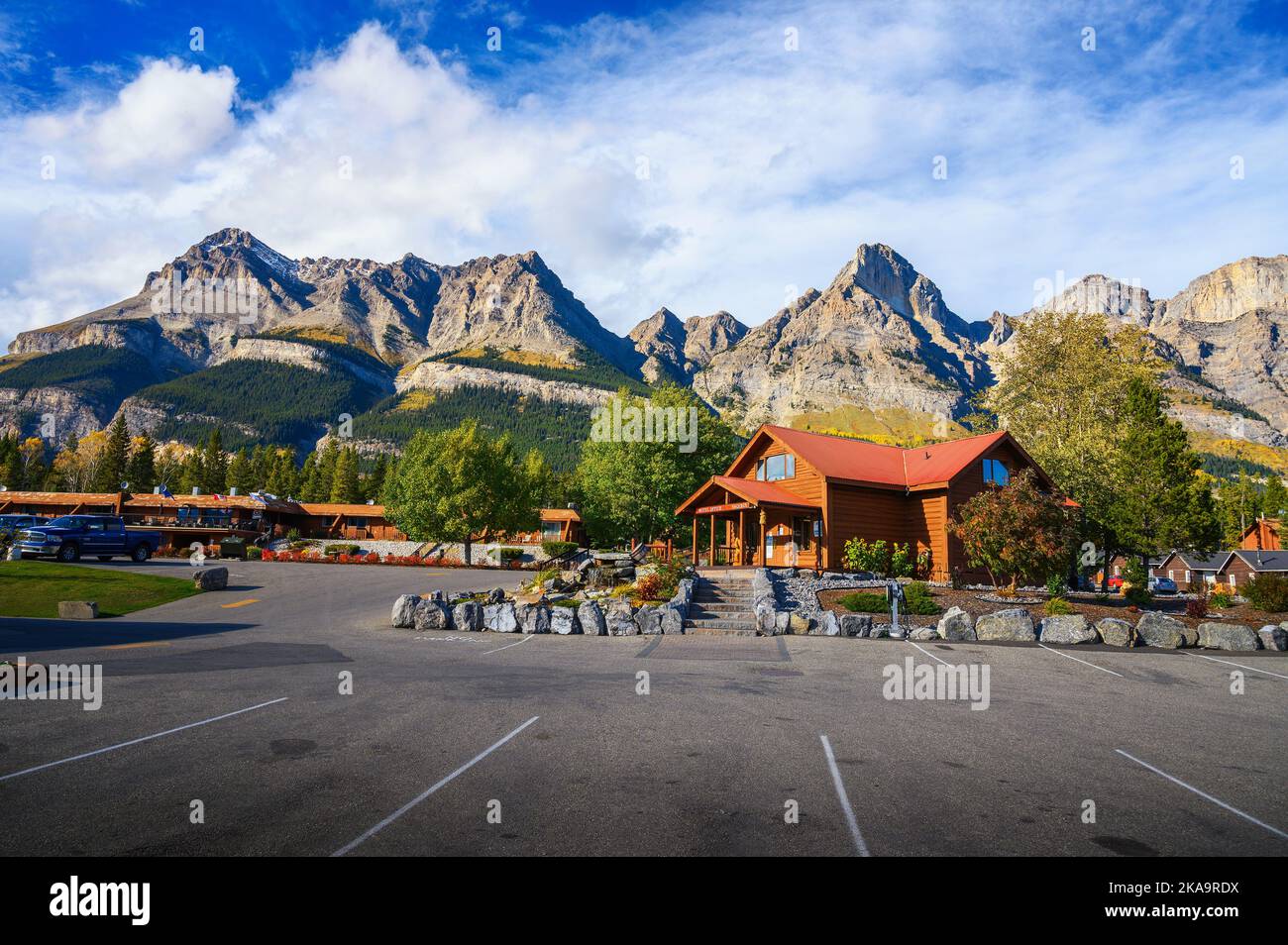 The Crossing Resort Hotel, Café und Restaurant im Banff National Park, Kanada Stockfoto