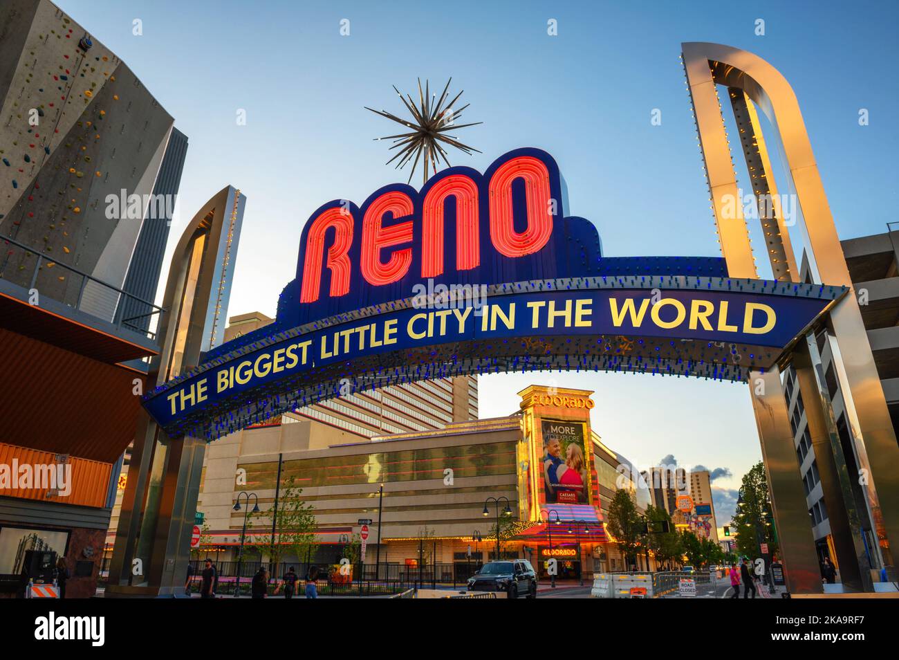 Reno die größte kleine Stadt der Welt ist ein Bogenschild in der Innenstadt von Reno, Nevada Stockfoto